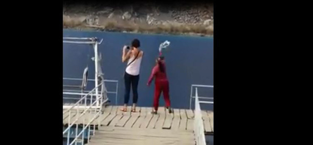 Clip: Nữ du khách Tây bị xua đuổi khi vào “Tuyệt tình cốc” chụp ảnh