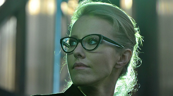 Nữ MC xinh đẹp thu đủ chữ ký để tranh cử Tổng thống Nga với ông Putin