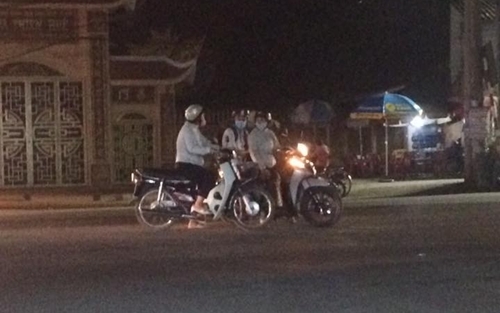 3 người phụ nữ tắt máy dựng xe giữa đường thản nhiên 'tâm sự' nửa tiếng gây bức xúc dân mạng