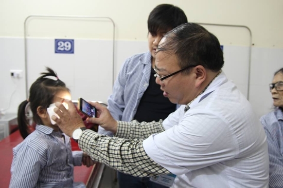 Cuối năm nhiều trẻ nhập viện có nguy cơ mù loà vì dị vật đâm vào mắt