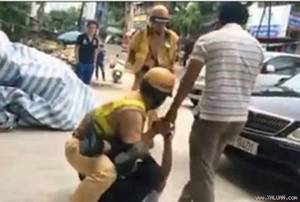 Người đàn ông dùng xe máy tông xe CSGT xuống ruộng