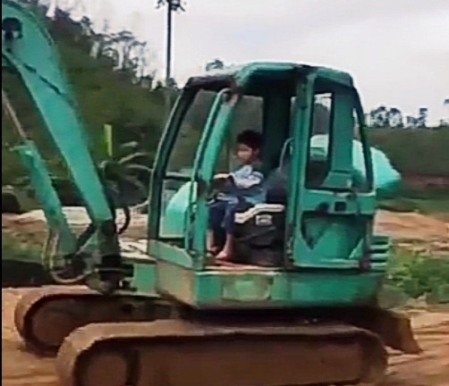 Clip: Màn lái xe múc thuần thục của cậu bé 5 tuổi khiến nhiều người sửng sốt