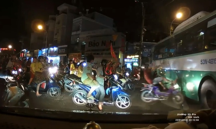 Clip: Rồ ga lao thẳng vào hông xe buýt, thanh niên nhận cái kết đắng