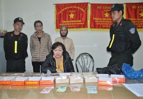 Cụ bà 64 tuổi vận chuyển gần 1 kg heroin giấu trong túi đồ cúng lễ