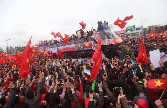 Xe buýt mui trần chở đội U23 Việt Nam diễu hành giữa biển người