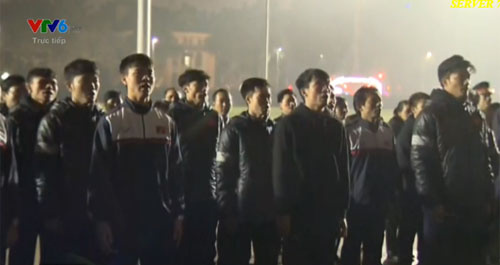 Đội tuyển U23 Việt Nam đang vào Lăng Chủ tịch Hồ Chí Minh báo công (Cập nhật)