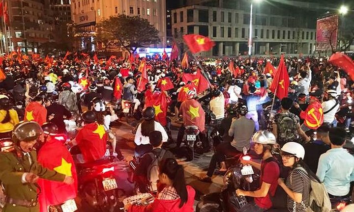 Tuyển U23 và tình yêu bóng đá của Việt Nam khiến dư luận quốc tế ngưỡng mộ