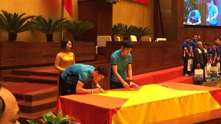 Tuyển thủ U23 cùng ký tên lên lá cờ Chủ tịch Quốc hội mang về từ Lũng Cú