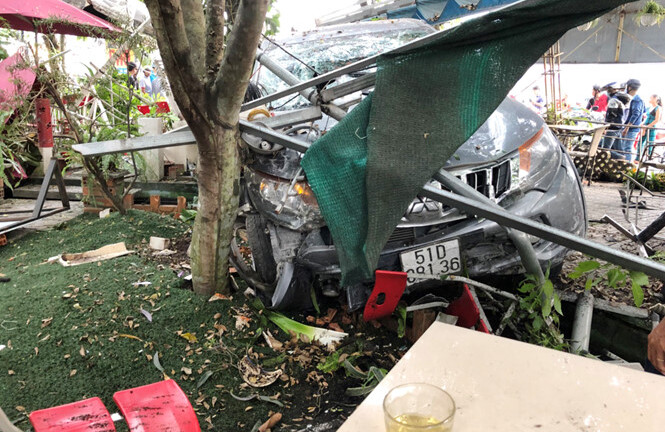 Ô tô lao thẳng vào quán cà phê, 2 người bị thương