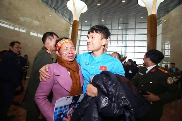 Cầu thủ Phạm Xuân Mạnh: Có tiền thưởng gửi về để bố mẹ trả nợ