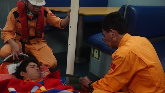 Vượt sóng dữ, cứu sống thuyền viên nguy kịch trên biển