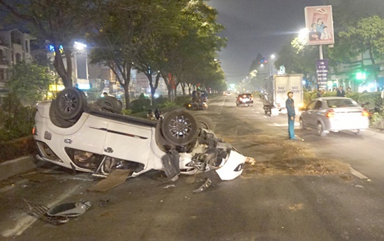 Ô tô lật ngửa như phim hành động, 4 người nước ngoài khóc thét kêu cứu