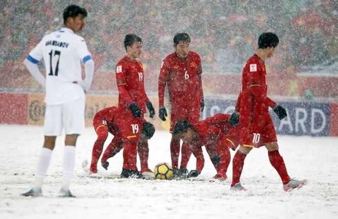 Xuân Trường nói gì với Quang Hải trước quả đá phạt trận chung kết?