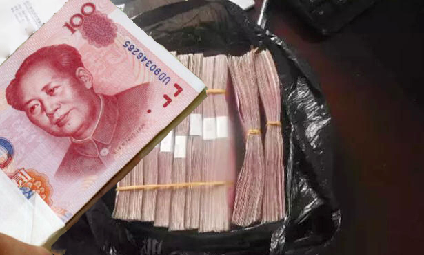 May mắn nhận lại gần nửa tỷ đồng sau khi vứt vào thùng rác