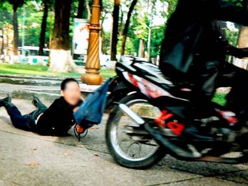 Điều tra vụ người phụ nữ đi xe đạp bị giật túi xách chứa hơn 100 triệu đồng