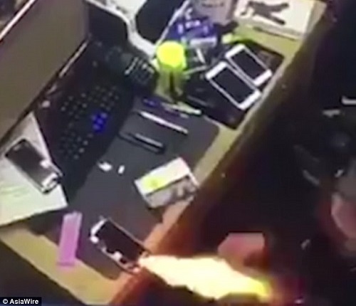 Đáng sợ cảnh điện thoại di động phun lửa vào mặt thợ sửa chữa