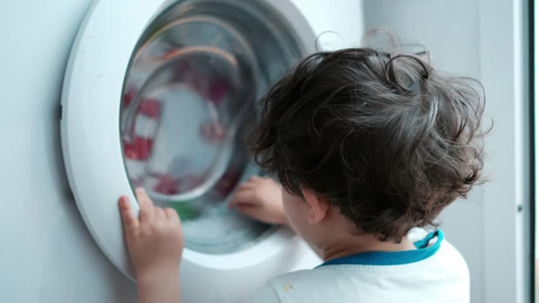 Chui trong máy giặt sấy, đau xót bé trai tử vong