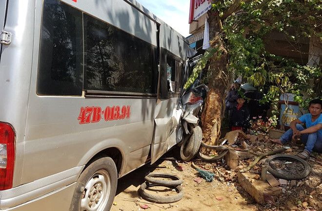 Tránh xe đạp điện, xe khách gây tai nạn liên hoàn