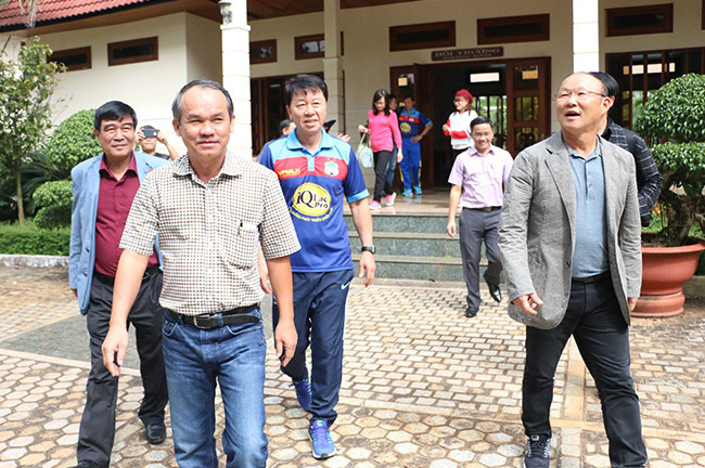 HLV Park Hang Seo lên phố núi cảm ơn Bầu Đức