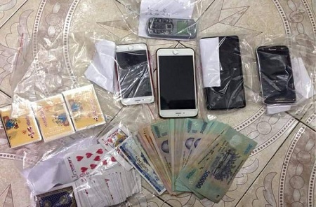 Sát phạt nhau bằng hình thức đánh lốc, 5 con bạc bị tóm gọn