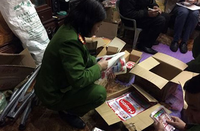 Bắt quả tang hai vợ chồng đóng gói, bán mì chính giả các thương hiệu lớn