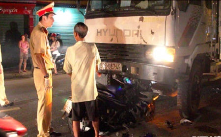 Xe tải lấn làn tông xe máy khiến 2 vợ chồng thương vong
