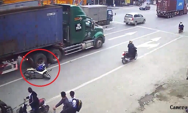 Clip: Thót tim cảnh người phụ nữ chở theo trẻ nhỏ ngã cạnh xe container