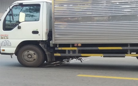 Xe tải kéo lê xe đạp hơn 10m, 1 người tử vong