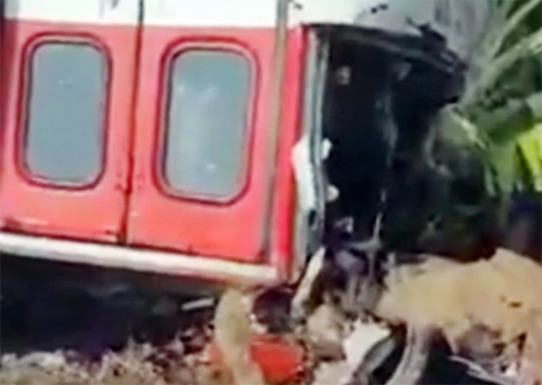 Xe buýt nổ lốp, cuốn ba người đi xe máy vào gầm