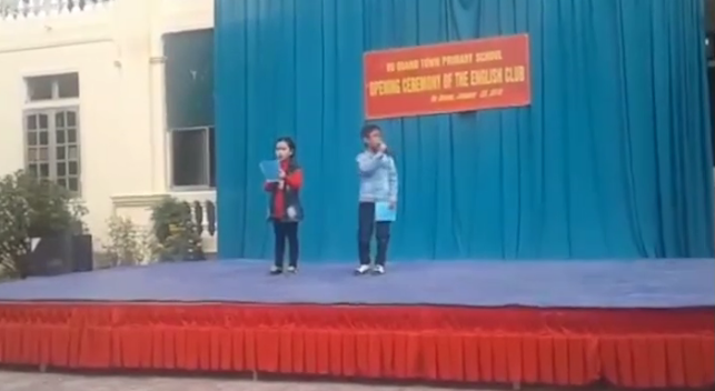 Bất ngờ với 2 bé tiểu học 'trường làng' nói tiếng Anh như gió