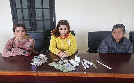 Tóm gọn 3 phụ nữ dùng băng dính trộm tiền công đức