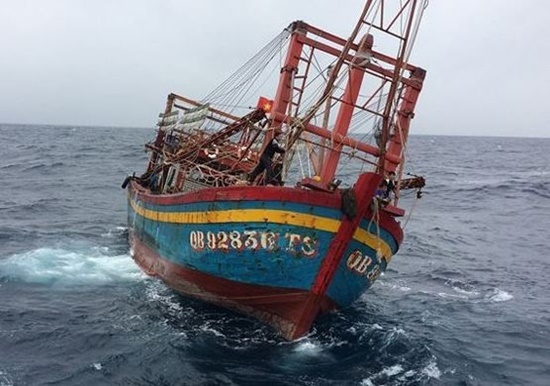 Nghệ An: Phát hiện tàu cá không người lái trôi dạt trên biển