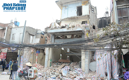 Hà Nội: Phá dỡ công trình không che chắn, một phụ nữ bị bê tông đè lên người