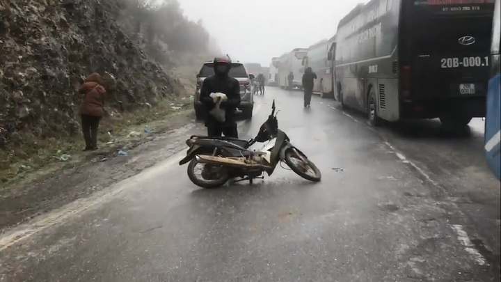 Sa Pa: Xe máy ngã nhào vì đường đóng băng