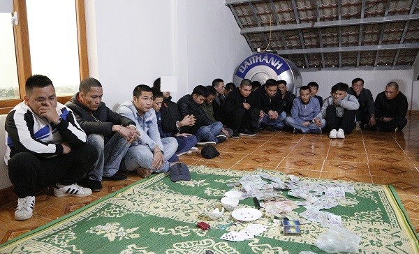 Bắt quả tang 19 con bạc đang say sưa sát phạt, thu giữ hơn 100 triệu đồng