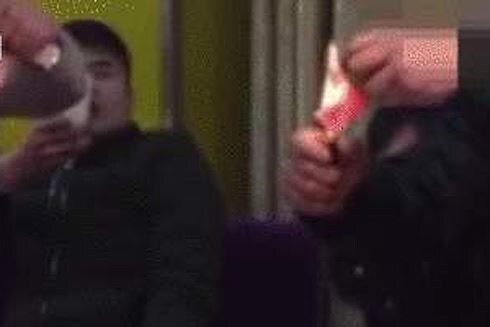 Hai thanh niên trả giá đắt vì đốt tiền để phân tranh ai giàu hơn ai