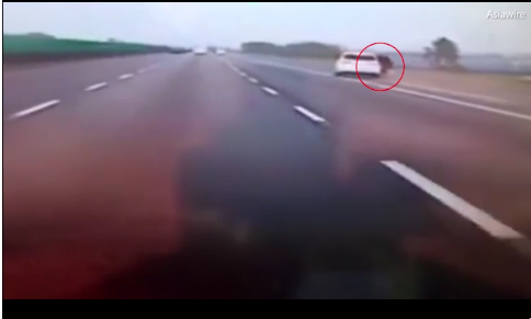 Cãi nhau với bạn trai, cô gái trẻ liều mình nhảy khỏi ô tô đang phóng nhanh trên cao tốc