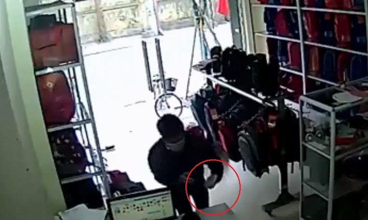 Clip: Thanh niên bịt mặt lẻn vào cửa hàng trộm điện thoại trong tích tắc