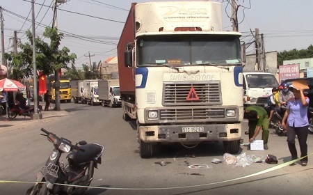 Video: Container va chạm với xe máy ở Bình Dương, 1 người tử vong
