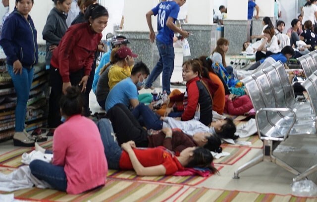 Truy tìm nguyên nhân khiến hàng trăm công nhân ở Bình Dương nhập viện sau bữa trưa