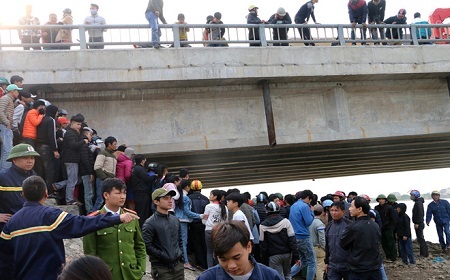 Nam sinh tử vong vì cứu ba mẹ con đuối nước lúc thả cá chép 