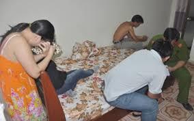 Bắt quả tang 2 đôi nam nữ đang mua bán dâm tại nhà nghỉ