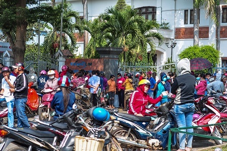 Video: Gần 1000 công nhân bao vây công ty vì không được trả lương Tết
