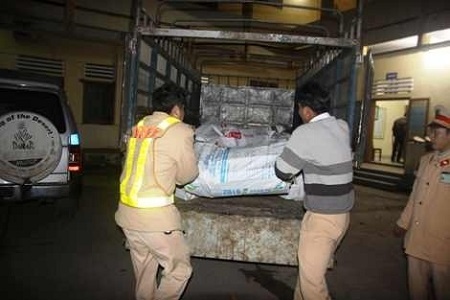 Bắt giữ 1,1 tấn gỗ quý giấu trong bao tải