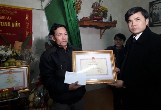 Trao bằng tốt nghiệp danh dự cho nam sinh tử vong khi cứu 3 mẹ con