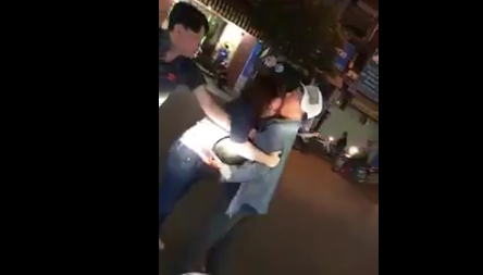 Bị đánh ghen giữa đường, vợ 'giữ chân' chồng để nhân tình bỏ chạy