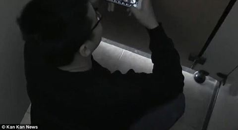 Người đàn ông mê chơi game phải nhập viện cấp cứu vì 16cm ruột già “tụt” ra ngoài