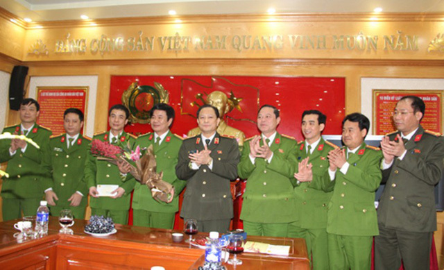 Thưởng nóng ban chuyên án bắt đối tượng vụ dùng súng bắn chết người đêm 26 Tết