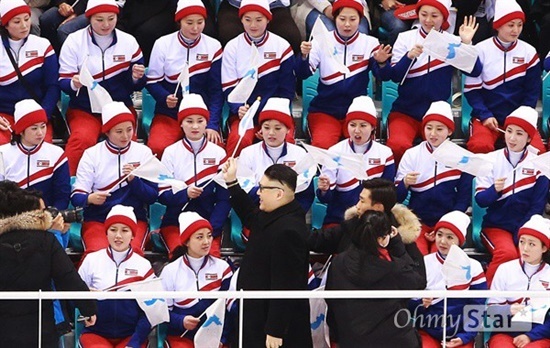 Đội cổ động Triều Tiên tức giận khi gặp người giả Kim Jong Un