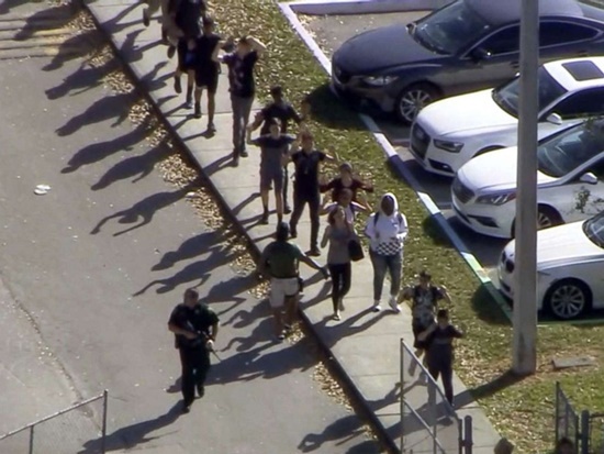 Xả súng kinh hoàng tại trường trung học Mỹ, 17 người chết